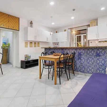 Family House אבאירו